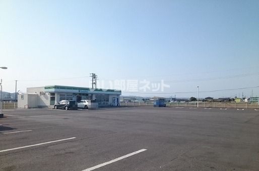 近くのファミリーマート亘理インター店まで656m（徒歩9分）