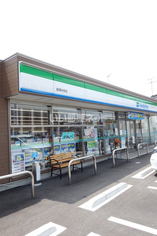 近くのコンビニまで216m（徒歩3分）