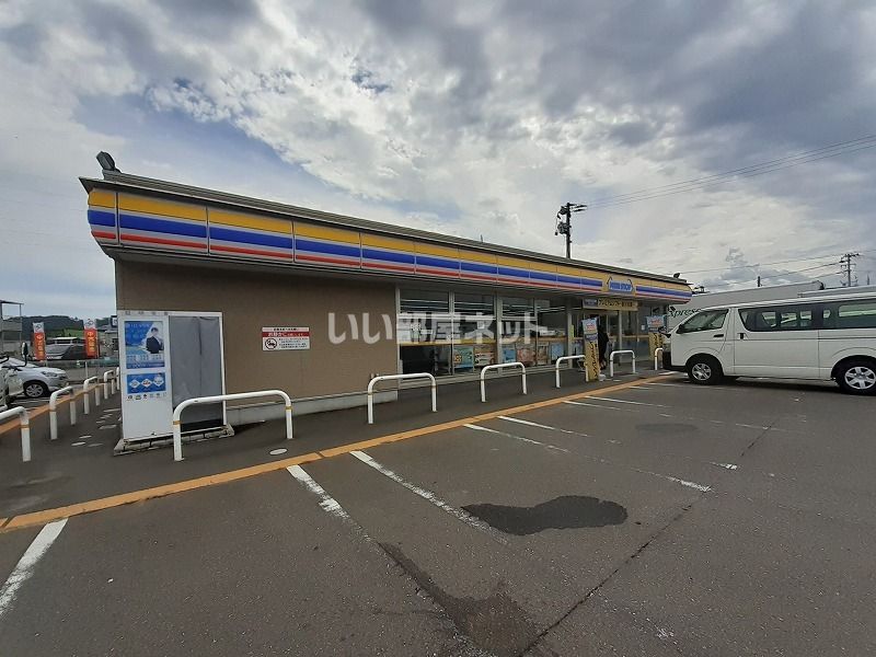 近くのコンビニまで763m（徒歩10分）