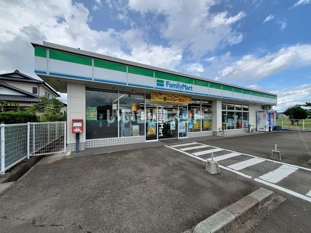 近くのファミリーマート 村田小泉店まで720m（徒歩9分）