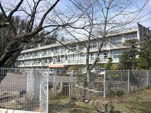 近くの蔵王町立宮小学校まで701m(徒歩9分)