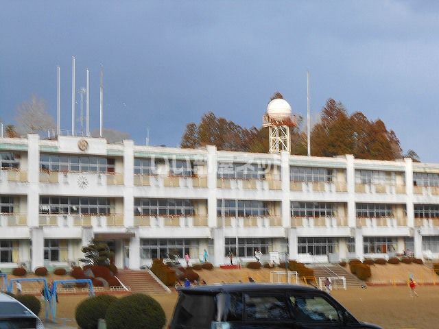 近くに小学校あり