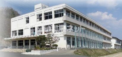 近くの中学校まで1,080m（徒歩14分）