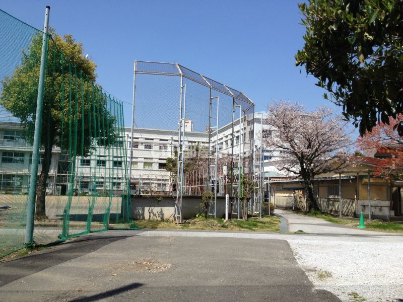近くの小学校まで1,054m（徒歩14分）