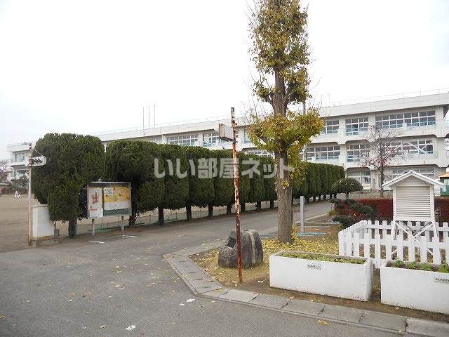 近くの小学校まで472m（徒歩6分）