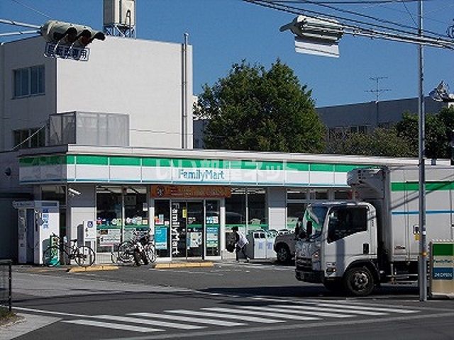 近くのコンビニまで821m（徒歩11分）