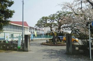 近くの中山町立長崎小学校まで422m（徒歩6分）