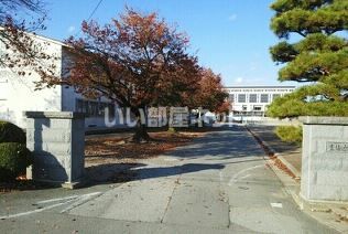 近くの中山町立中山中学校まで1,133m(徒歩15分)