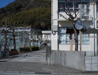近くの高知市立三里中学校まで2,181m（徒歩28分）