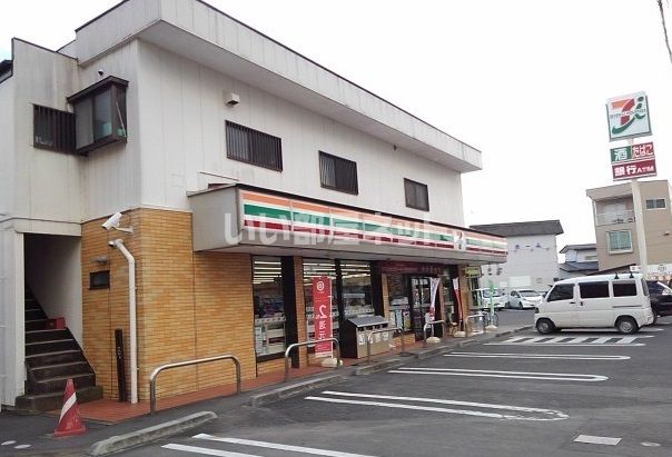 近くのセブンイレブン岡部店まで604m（徒歩8分）