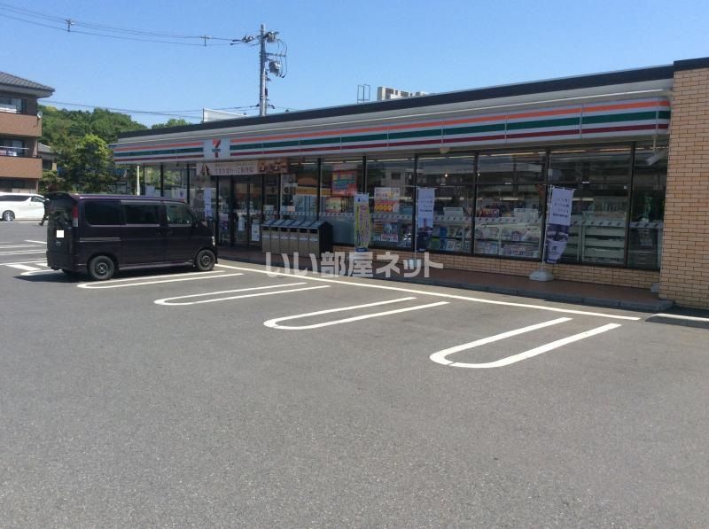 近くのコンビニまで680m（徒歩9分）