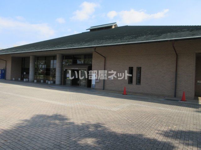 近くの図書館まで616m（徒歩8分）