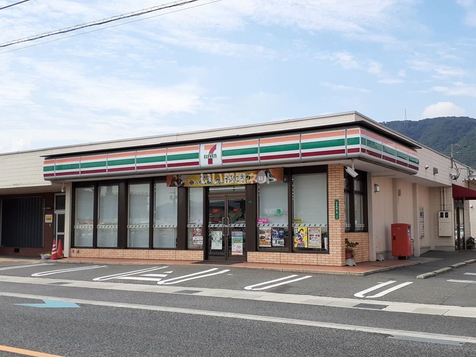 近くのコンビニまで456m（徒歩6分）