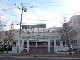 近くの小学校まで692m（徒歩9分）