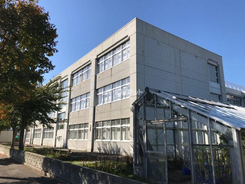 近くの小学校まで796m（徒歩10分）