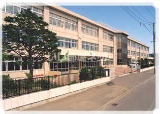 近くの小学校まで393m（徒歩5分）