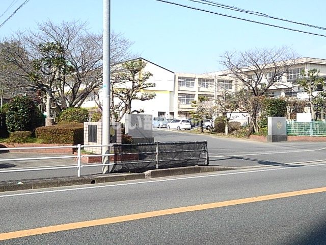 近くの小学校まで1,039m（徒歩13分）