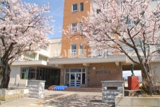 近くの白山市立湊小学校まで700m（徒歩9分）