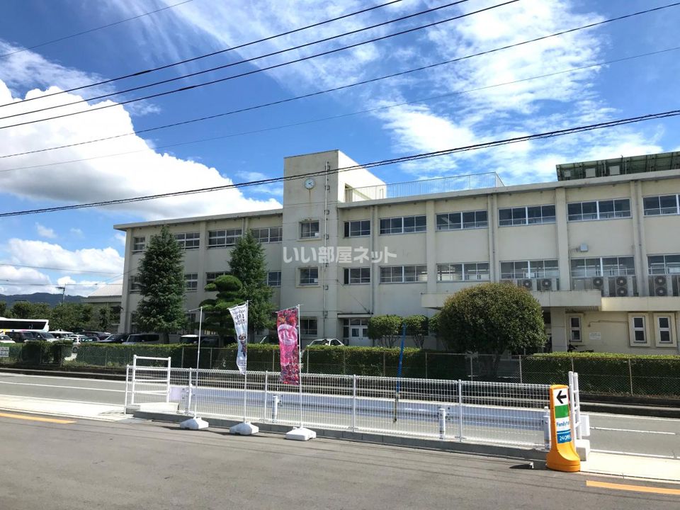 近くの中学校まで132m（徒歩2分）