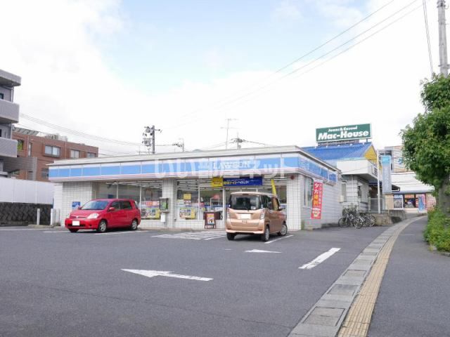 近くのコンビニまで660m（徒歩9分）