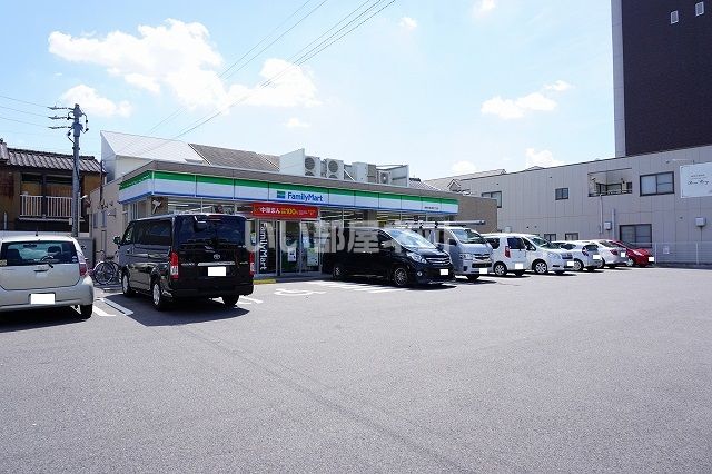 近くのコンビニまで546m（徒歩7分）