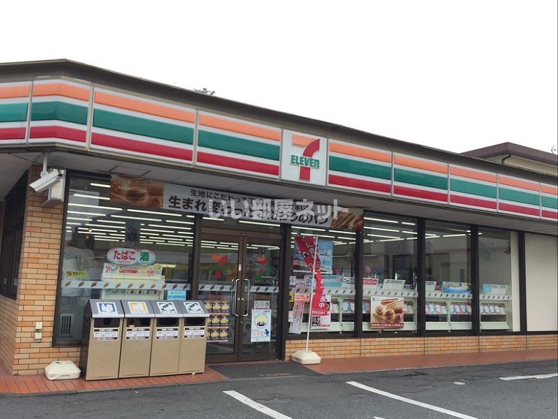 近くのコンビニまで652m（徒歩9分）