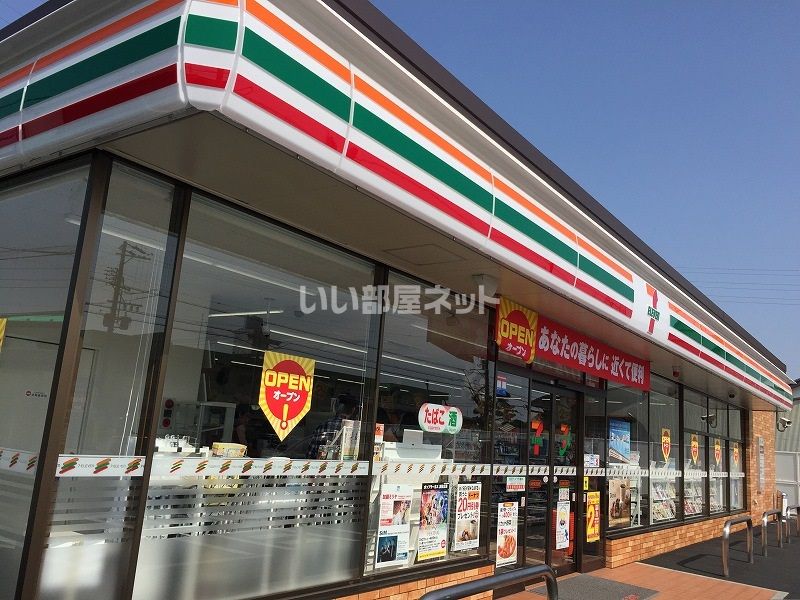 近くのコンビニまで499m（徒歩7分）