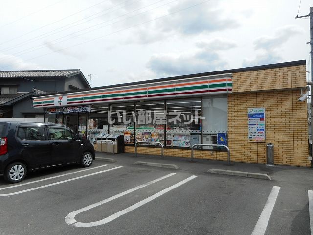 近くのコンビニまで217m（徒歩3分）