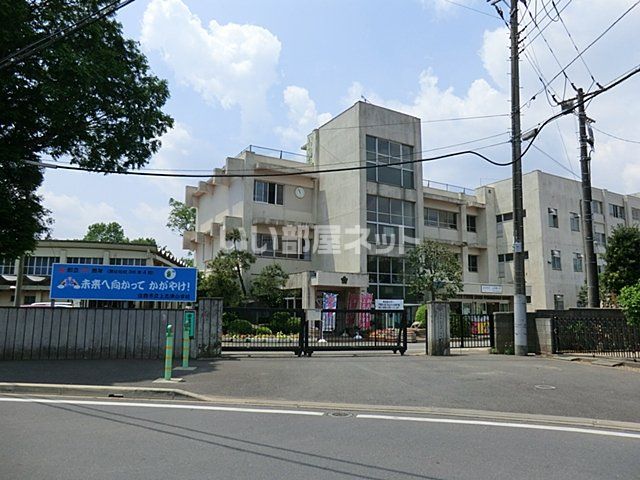 近くの佐倉市立上志津小学校まで1,401m（徒歩18分）
