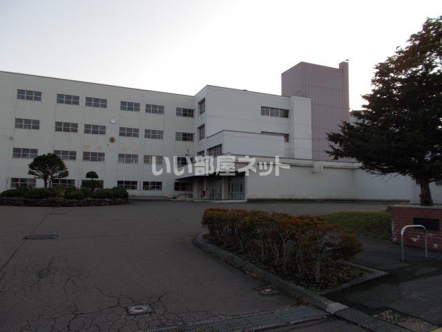 近くの千歳市立桜木小学校まで682m（徒歩9分）