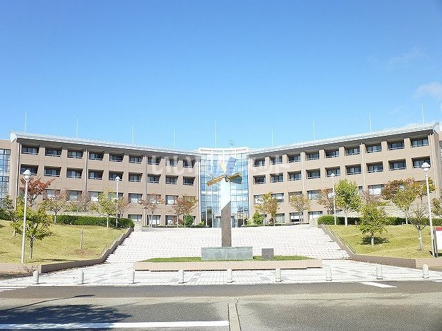 近くの県立看護大学まで812m(徒歩11分)