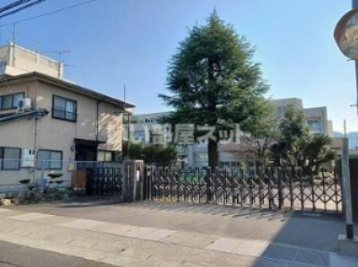 近くの高松市立国分寺南部小学校まで1,111m（徒歩14分）