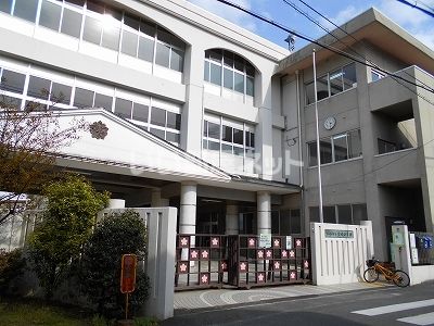 近くに大和高田市立磐園小学校あり