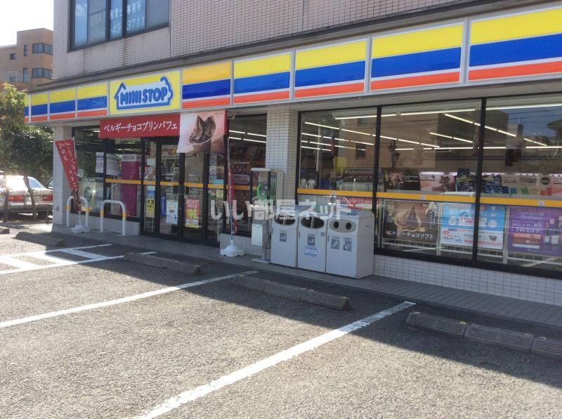 近くのコンビニまで442m（徒歩6分）