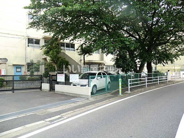 近くの船橋市立高根台第三小学校まで681m(徒歩9分)