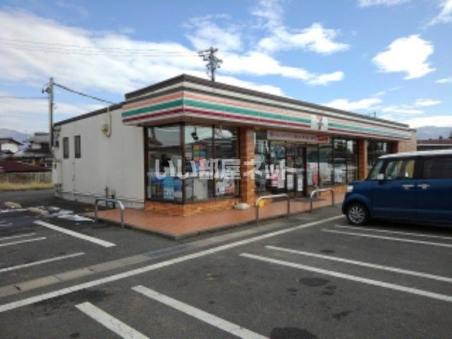近くのコンビニまで448m（徒歩6分）