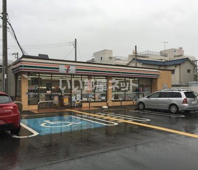 近くのコンビニまで727m（徒歩10分）