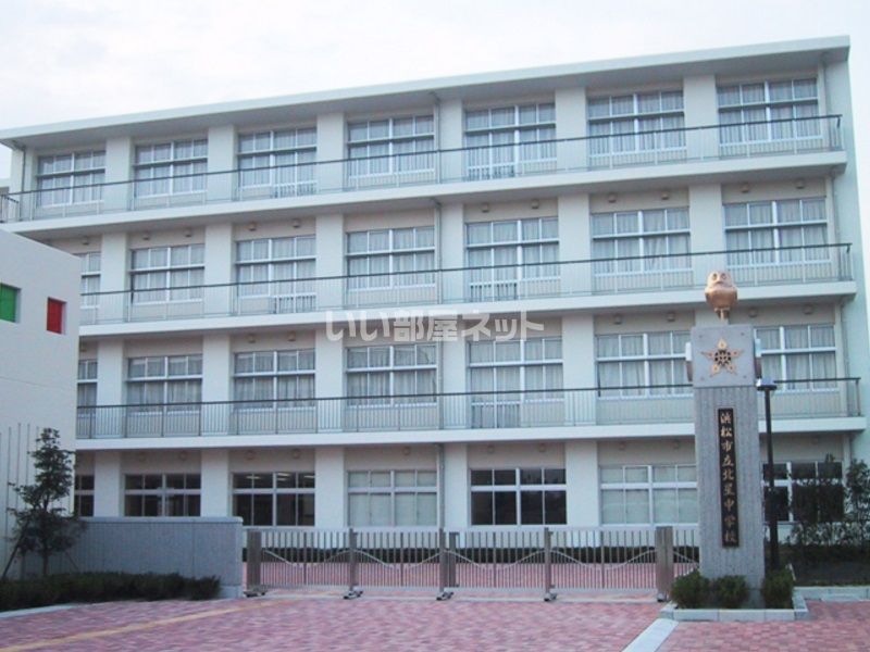 近くの中学校まで628m（徒歩8分）
