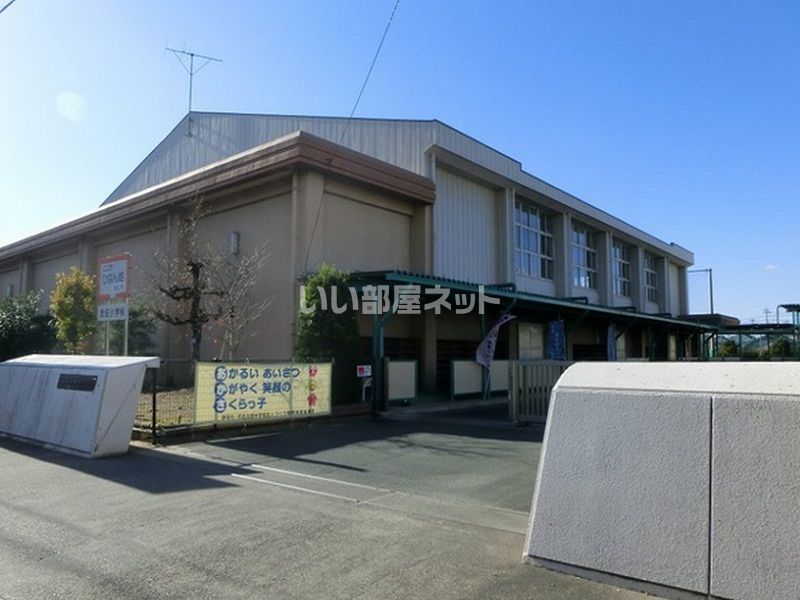 近くの浜松市立赤佐小学校まで406m（徒歩6分）