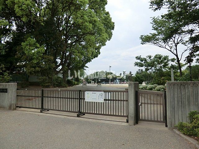 近くの小学校まで1,010m（徒歩13分）