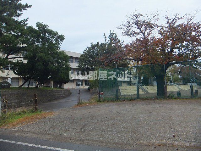 近くの小学校まで842m（徒歩11分）