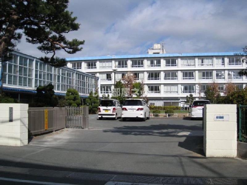 近くの浜松市立城北小学校まで794m（徒歩10分）