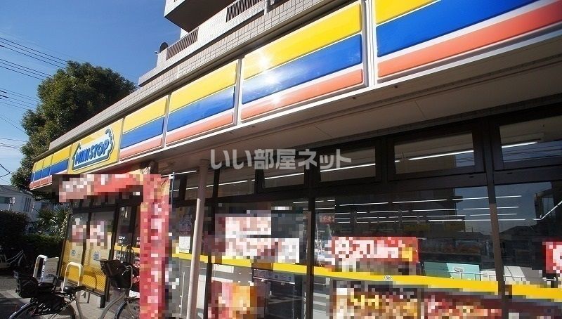 近くのコンビニまで1,033m（徒歩13分）