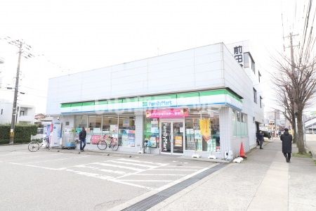 近くのコンビニまで961m（徒歩13分）