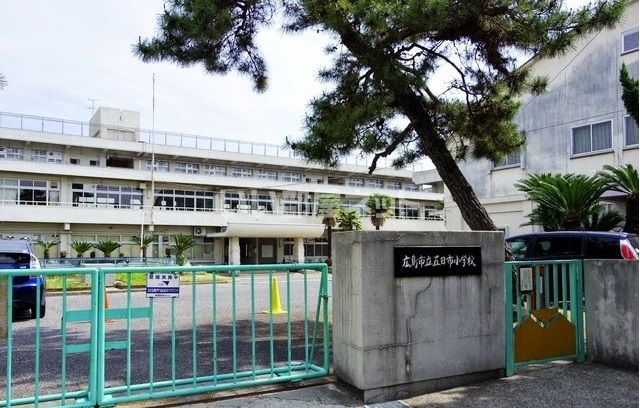 近くの小学校まで1,308m（徒歩17分）