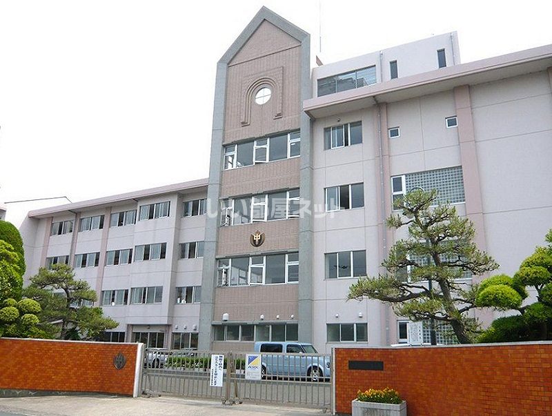 近くの中学校まで748m（徒歩10分）