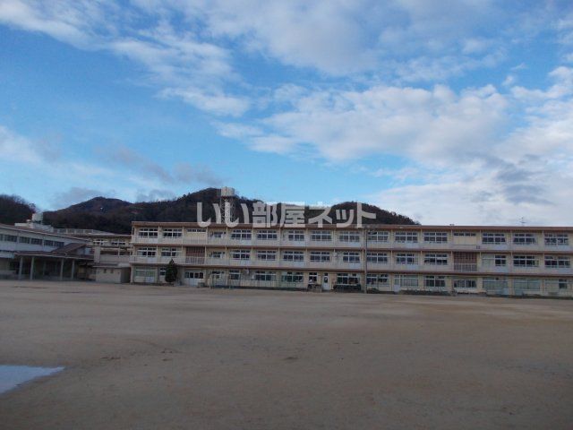 近くの小学校まで190m（徒歩3分）