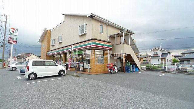 近くのコンビニまで584m（徒歩8分）