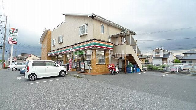 近くのコンビニまで786m（徒歩10分）