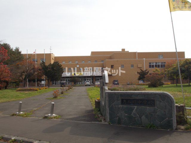 近くの恵庭市立恵み野中学校まで389m（徒歩5分）